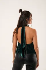 Top verde esmeralda de terciopelo con cuello halter, abertura en el pecho y botones frontales.