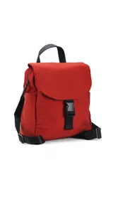 Mochila roja de nylon con tapa y broche, asa superior de cuero sintético negro y tiras traseras regulables de tela negra.