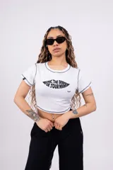 Remera corta blanca con estampado frontal con la frase "Save the drama for your mama" y costuras negras a la vista.