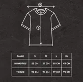 Remera de algodón con efecto stone wash gris oscuro, corte oversize y cuello redondo. Presenta un pequeño bordado blanco con la palabra "GAINS." en el centro del pecho.