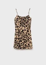 Vestido corto con tirantes finos y estampado animal print en tonos beige y negro.