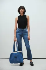 Pantalón de jean celeste de corte recto, tiro medio/alto, con lavado localizado y bigotes.