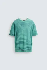 Camiseta de punto color verde con estampado abstracto, corte relaxed fit, cuello redondo, manga corta y terminaciones en rib.