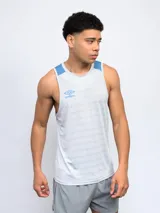 Musculosa de entrenamiento Umbro negra con cuello y sisas en gris. Logo de la marca estampado en el pecho.