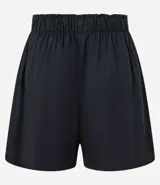 Short blanco de corte runner evasé, con cintura elástica fruncida y un botón decorativo. Presenta bolsillos laterales y un calce suelto.