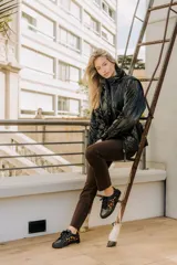 Zapatillas deportivas acordonadas, 100% cuero vacuno, tanto en su exterior como en su interior. Suela de goma de excelente calidad.