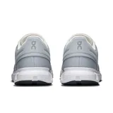 Championes urbanos On Running Cloud 6, color gris claro con detalles en blanco.