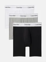 Pack de tres bóxers Calvin Klein con cintura elástica con logo de la marca. Incluye un bóxer blanco, uno gris y uno negro.