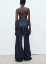 Pantalón de jean wideleg de tiro bajo con cierre de botón y cremallera, cinco bolsillos y diseño largo.