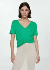 Camiseta verde de manga corta con cuello pico y corte recto.