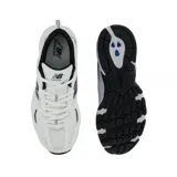 Championes New Balance modelo 530, color blanco con detalles en negro. Presenta malla transpirable en la capellada, superposiciones sintéticas y tecnología de amortiguación ABZORB en la entresuela.