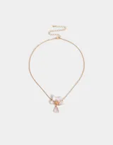 Collar de cadena dorada con dije de flor blanca con detalles rosados y centro dorado con strass.