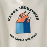 Canguro blanco con capucha y bolsillo delantero. Estampado frontal con el logo de la marca y el dibujo de una casa en llamas.