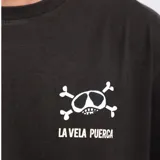 Remera negra de manga corta con cuello redondo y corte holgado. Estampado en el pecho con el logo de La Vela Puerca.