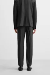 Pantalón de vestir slim fit color gris oscuro, confeccionado en tejido con viscosa. Cuenta con bolsillos frontales y traseros de vivo. Cierre frontal con cremallera y botón.