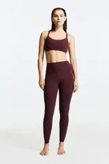 Top deportivo color borgoña, confeccionado en tejido funcional con SoftMove™ y DryMove™. Diseño de breteles con escote redondo y copas forradas con relleno extraíble.