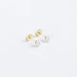 Par de aros abridores de oro amarillo 18k con perlas de cultivo.