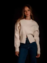 Sweater color beige de tejido de punto con cuello redondo y cierre frontal parcial.