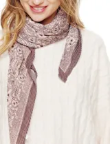 Pañuelo cuadrado de poliéster plisado, color blanco roto, con estampado paisley en tonos malva y gris. Presenta un borde liso en tono malva oscuro.