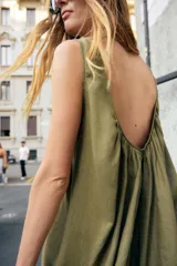 Mono corto color verde militar confeccionado en lino 100%. Tiene cuello redondo, sisa y espalda descubierta. Presenta bolsillos laterales ocultos en costuras.