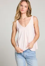 Musculosa rosa pálido con escote en V y breteles anchos.