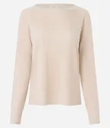 Suéter de punto color crema, de corte amplio, con cuello redondo y mangas largas.