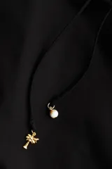 Vestido corto evasé negro en tejido de algodón con vuelo, mangas globo cortas de diseño raglán y escote redondo con cordón para ajustar.
