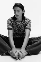 Remera corta de punto fino con estampado de leopardo, cuello redondo y mangas cortas.