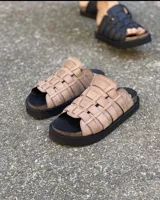 Sandalias negras con diseño de tiras anchas entrelazadas.