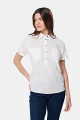 Camisa blanca de lino con manga corta, medio botón, dos bolsillos en el pecho y dobladillo en las mangas.