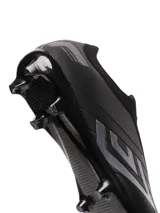 Championes de fútbol Umbro Victory HG, color celeste con detalles en amarillo.