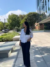 Camisa azul marino de manga larga con cuello camisero y detalle de volados superpuestos en el frente.