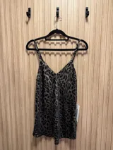 Top de tirantes finos con estampado animal print metalizado dorado y negro, de corte clásico.