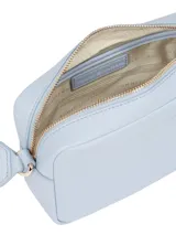 Cartera bandolera rectangular color celeste claro, con acabado liso y logo metálico de Tommy Hilfiger en el frente. Posee un asa ancha tejida con rayas celestes y blancas.