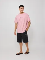 Short cargo negro con bordado.