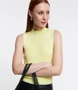 Musculosa negra de punto acanalado con cuello alto y tirantes anchos.