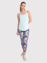 Musculosa deportiva negra de calce regular, cuello redondo y sisas amplias.