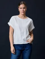 Blusa color blanco de lino marca Cable & Gauge, con aplique de botones en los hombros.