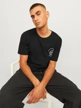 Camiseta negra de manga corta y cuello redondo con estampado en el pecho que dice "Wood Fired Since 1993 Pizza House".