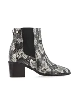 Bota de caña media en cuero snake, con horma cuadrada y elásticos laterales, altura de taco de 6 cm.