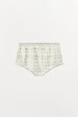 Mini shorts de tiro alto, color blanco, con cintura elástica y bordados florales.