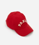 Gorra roja de sarga de algodón con ala curva, ajuste trasero y parche bordado con la palabra "PARIS" en color crudo.