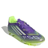 Championes de fútbol Adidas F50 Club FG/MG, color violeta con detalles en verde y blanco.