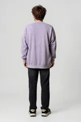 Pantalón de jean negro, corte recto, con bolsillos delanteros y traseros.