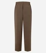Pantalón de vestir marrón de corte recto, con trabillas en la cintura y estampado de cuadros.