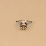 Anillo de plata 925 con aplique en oro 9k, con diseño alusivo a la psicomotricidad.