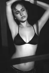 Corpiño de bikini tipo triángulo, color negro, con tirantes finos ajustables.