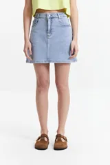 Minifalda de jean celeste claro, corte en A, con bolsillos delanteros y traseros.
