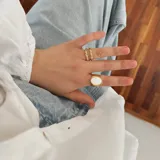 Anillo dorado con textura martillada, de acero quirúrgico hipoalergénico con baño en oro 18K.