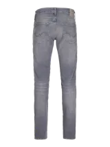 Jean de hombre gris con corte slim fit, cinco bolsillos y cierre con botón.